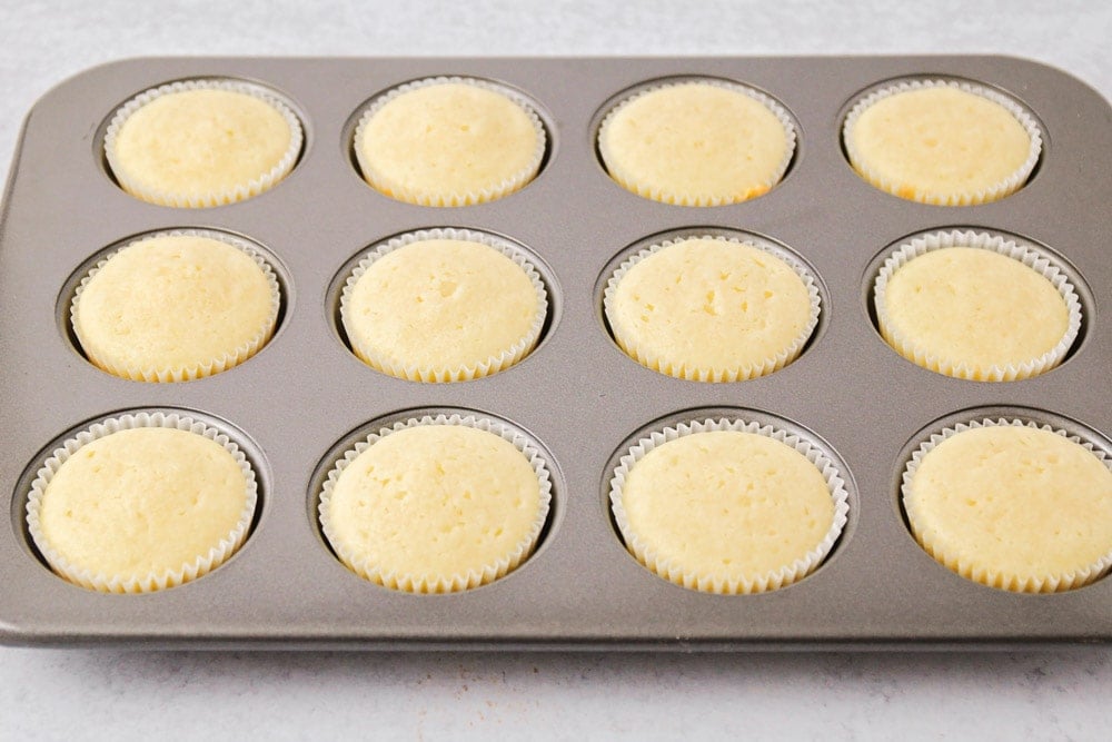 Step by step pictures for how to make vanilla cupcakes